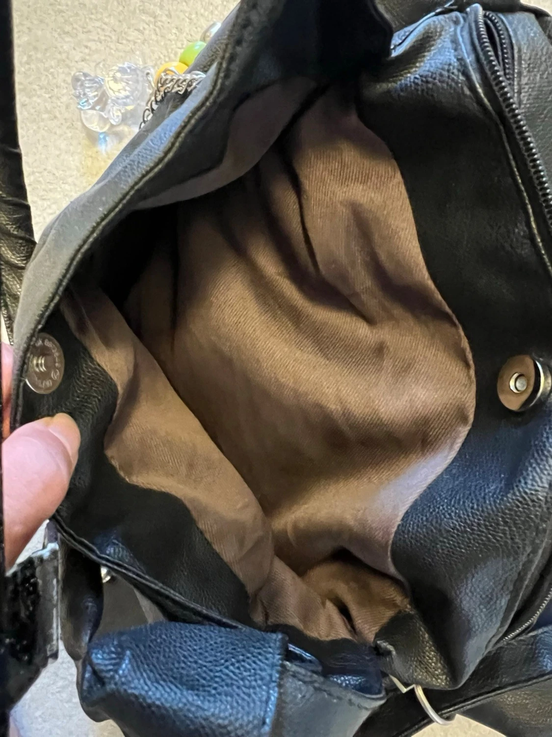 Svart handväska med kedjedetaljer - 5