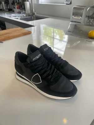 Philippe model trainer - Det är ett par svarta Philippe model trainers. De är stilrena och funkar till alla årstider. Strl 40 i superbra skick. Skriv vid minsta fundering😊