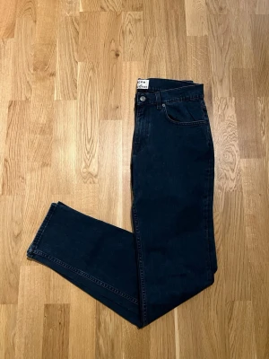 Acne Studios Jeans - Storlek 32/32 - Klassiska Acne Studios Jeans för män. Byxorna är nyskick, inga defekter. Storlek Waist 32 / Lenght 32. Plagget är tillverkad i Italien. Hör av dig vid intresse/frågor. PRIS KAN DISKUTERAS!