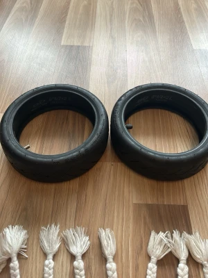 Två svarta däck 8*1/2x2 CST - Säljer två svarta däck från CST i storleken 8*1/2x2, tillverkade i Kina. Passar till exempelvis elsparkcykel eller mindre fordon. Däcken är av slitstarkt gummi och har ventiler för enkel påfyllning av luft.
