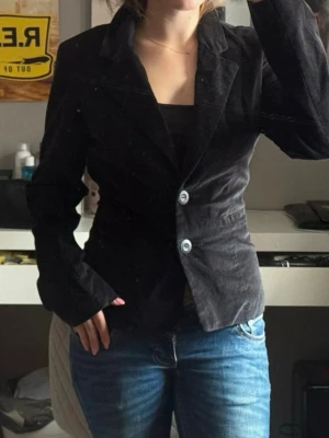 Svart kavaj från vero moda - Väldigt fint skick, inga fläckar eller hål. Kommer ej till användning. Postar samma dag eller dagen därpå.