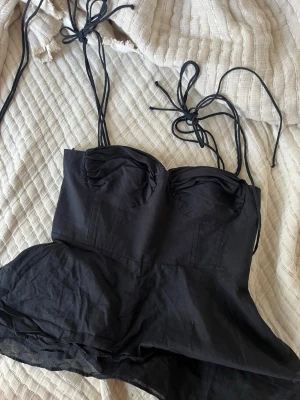 Zara topp - Säljer en jättefin topp från Zara🤗Tyvärr för liten för mig. Fint skick