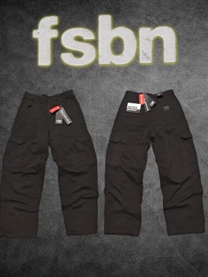 FSBN Ultra Baggy Cargo XS/W30 svarta cargojeans - ❌ Passformsbilder skickas ej. Se mått! Helt nya Ultra Baggy Cargo 💬 Prisförslag välkomnas. 🚫 Rökfritt & djurfritt hem. 📦 Skickas inom 24 timmar. 😱 Smutsfläckar kan förekomma.