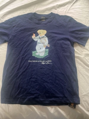 Marinblå t-shirt från Polo Ralph Lauren - Sprillans ny ,Snygg marinblå t-shirt från Polo Ralph Lauren i mjuk bomull. Klassisk passform med korta ärmar och rund halsringning. Perfekt basplagg för en stilren look.Aldrig använd då den inte passar i storleken☺️Storlek är S men passar M mycket bättre 