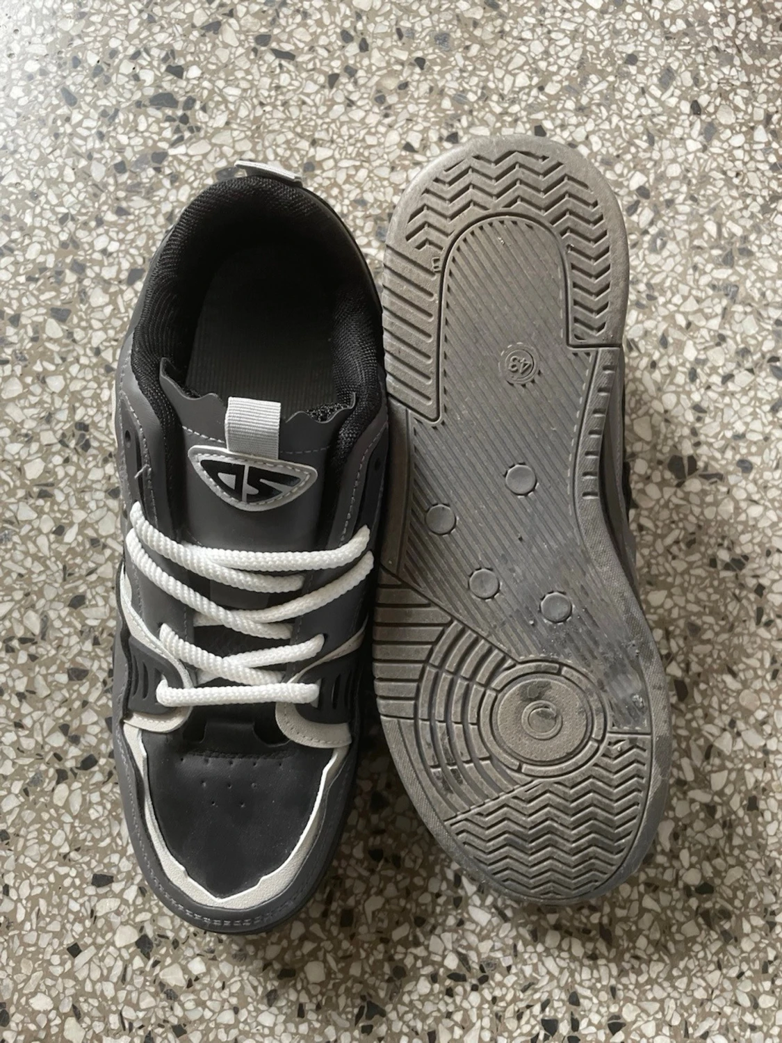 Svarta och grå chunky sneakers - 1
