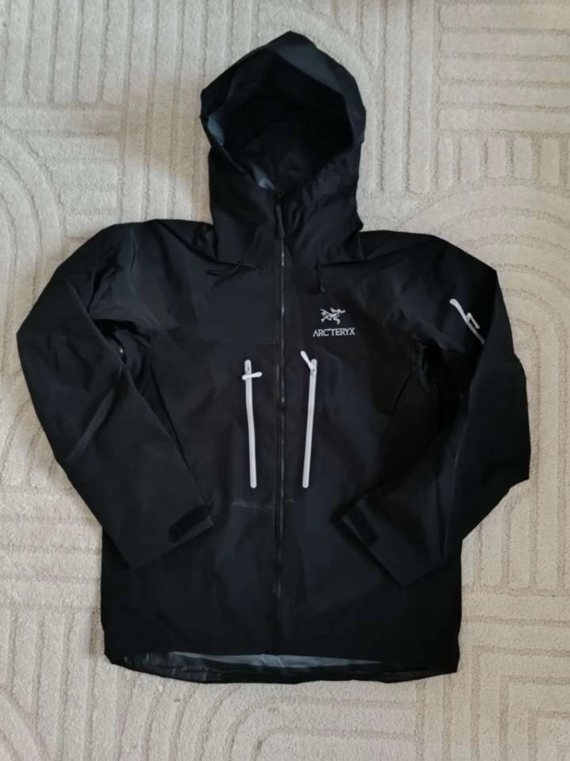 Svart regnjacka från Arc'teryx