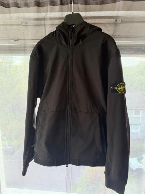 Stone island softshell - Säljer nu min otroligt snygga och sköna stone island jacka, det är en softshell modell med foder inne för att hålla dig varm! Den är i toppskick finns inga skador alls och väldigt väl vårdad. DMs är öppna för frågor hör av dig så svarar ja direkt!🤘🏻