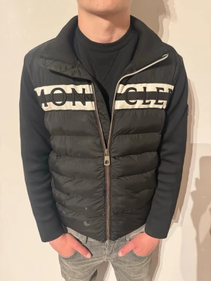 Moncler Cardigan Jacka - | Skick: 7/10 | Färg: Svart och Vit | Modell: 174cm 58kg | Vad inkluderas: Enbart Jackan |