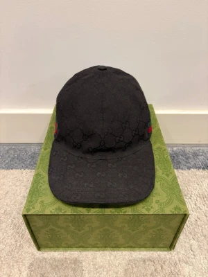 Gucci keps - Väldigt bra skick, inget som tydligt sticker ut. Storlek XS men sitter större än vad man tror, passar mig som har omkrets på 59cm.