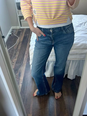 Blå bootcut jeans  - Blå bootcut jeans från Zara i storlek 36. Använda men i väldigt bra skick!