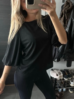 Svart topp med puffärmar  - Snygg svart topp från STOCKHOLM med puffärmar i storlek S!!!❣️ Knappt använd, så gott som ny🫶🏻