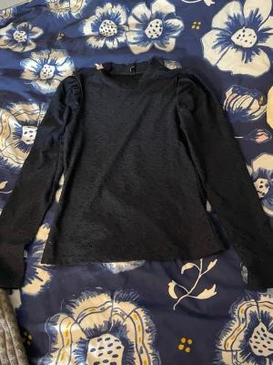Mörkblå långärmad blus från ONLY - Snygg och perfekt till hösten