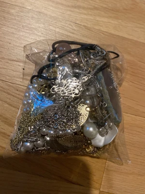 Mystery jewellery  - Blandat med smycken från silver till guld till pärlor