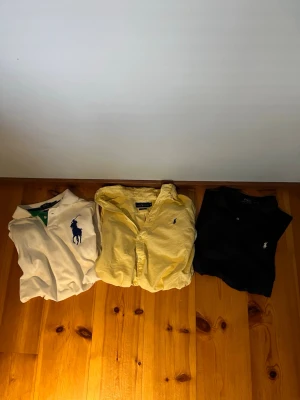 Ralph Lauren bundle  - Säljer dessa i bundle, priset är för alla 3! | Storlek på Skjortan: M | Storlek på vita pike - M |  Storlek på svarta piké: S | Skick 9/10 på alla 3! | Hör av er vid frågor o funderingar 🤗! | Fraktas inom 24h 📦