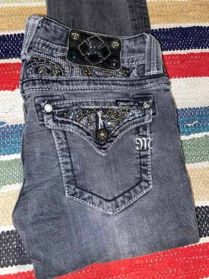 Gråa miss me jeans  - Säljer mina miss me jeans aldrig använda( köpt på loppis).    St 27 midjemått 38cm (rakt över) innerbens längd 80 cm. 