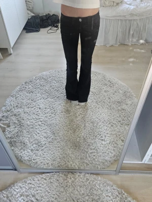 Svarta bootcut jeans med låg midja - Svarta bootcut jeans med låg midja. Jeansen har en snygg tvätt. Dom är från Gina tricot 14+ i storlek xs