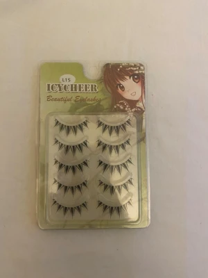 Icycheer spretiga lösögonfransar - Säljer ett paket Icycheer lösögonfransar i modell L15. Fransarna är svarta, spretiga och har en dramatisk, spetsig form som passar perfekt för en unik och uttrycksfull look. Förpackningen innehåller flera par fransar.