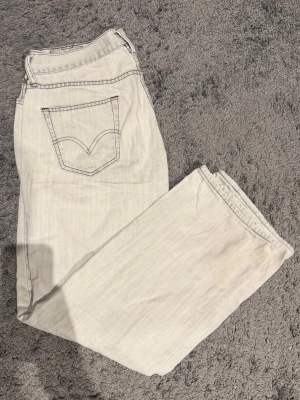 Levis jeans - Levis jeans i rak/bootcut passform. Snygg tvätt