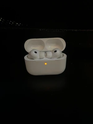 AirPods Pro 3 - Säljer dessa helt nya samt oanvända AirPods Pro 3 Box samt allt tillbehör ingår.