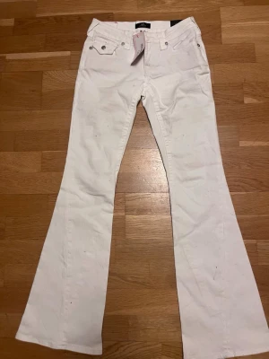 True religion jeans (nya med prislapp) - Storlek W24, aldrig använda men ser att det är en pytteliten fläck på dem som jag inte sätt tidigare men måste blitt i gaderoben av nått annat plagg , men väldigt litet och kan skicka bild på det! Nypris 1400kr!