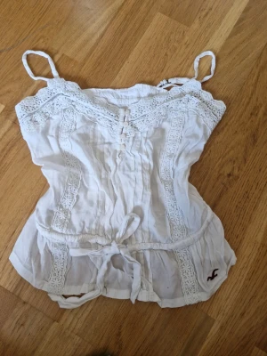 Hollister blus/linne - Jättefint linne/blus från hollister Är för litet för mig så kommer inte till användning Tröjan är I gott skick Pris kan diskuteras