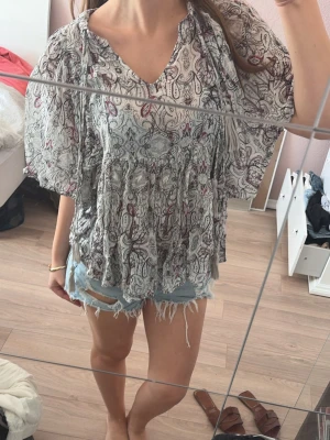 Drömmig blus från Lindex 💕 - Säljer nu denna super söta blus💕en av ”knutarna” saknas och den är lite urvtvättad, annars finns inga andra defekter 💕