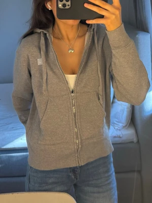 Acne studios zip hoodie - Säljer denna zip hoodie från Acne Studios. Storlek XS, passar S också. Endast använd fåtal gånger och i super fint skick. 800 kr + frakt! Vid fler frågor, skriv privat 🙌🏼🌸🙏🏼🫰🏼💐🩷