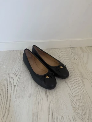 Ralph Lauren ballerinas - Såå snygga Ralph ballerinas, oanvända i storlek 38♥️