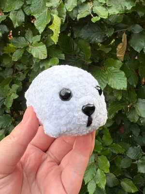 Vit virkad säl🤍 - Supersöt liten säl virkad i mjukt, fluffigt vitt garn. Har svarta plastögon och nos, samt en liten svart broderad mun. Perfekt som dekoration, maskot eller present till någon som gillar gulliga saker. Rekommenderar inte till småbarn då ögonen utgör en kvävningsrisk!