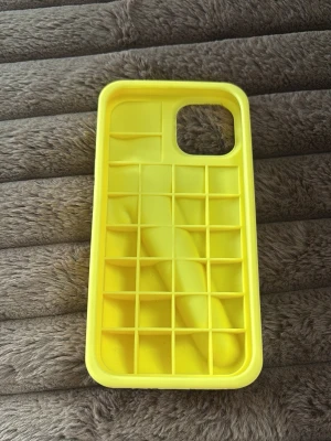 Rhode mobil skal limited edition  - Snyggt gult mobilskal från rhode i mjukt silikonmaterial för IPhone 15. Passar perfekt för dig som vill ha ett färgglatt och praktiskt skydd till din telefon. 