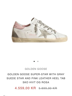 Golden Goose Superstar sneakers - Selger mine kule golden goose fordig de ikke blir bukt nok ⚡️⚡️Stilrena sneakers från Golden Goose i vitt läder med grå mockastjärna på sidan och rosa läderdetalj vid hälen. Skorna har smutsad sula för en vintage look och grå skosnören. Perfekta för dig som gillar en avslappnad men trendig stil.