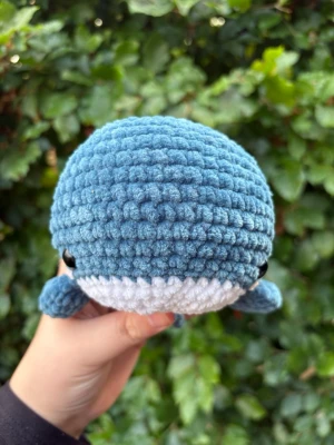 Virkad blå val💙 - Supergullig virkad val i blått och vitt plyschgarn. Valen har rund form, små fenor och svarta ögon. Perfekt som dekoration eller mysigt gosedjur. Rekommenderar inte till småbarn då säkerhetsögonen utgör en kvävningsrisk!