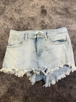 Shorts H&M - Shorts från H&M! Använt kanske 3 ggr, stl 34💕