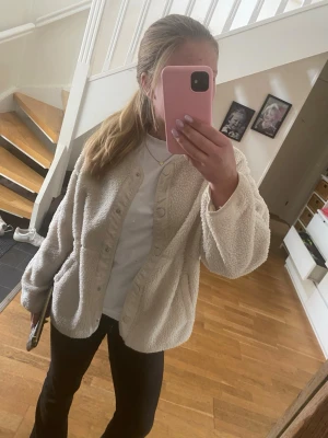 teddyjacka - Använd men inga defekter! Super fin nu i höst eller senare i vår! Varm men en lite lättare jacka att ha till bla skolan! Sitter väldigt fint, pris kan diskuteras❣️❣️