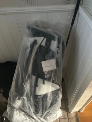 Fastfold Elegance golf bag   - Snygg golfbag i svart och vitt med quiltad panel och flera smarta fack. Väskan har robusta handtag, dragkedjor och detaljer i svart. Perfekt för att organisera golfutrustningen och ser riktigt stilren ut på banan. Helt ny kvar u förpackning vann den på tävling så säljer den!
