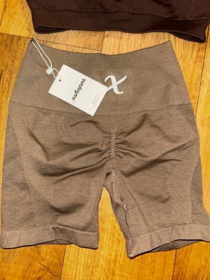  xshapes -  xshapes med hög midja och scrunch-detalj. Tillverkade i stretchigt material som passar perfekt för träning. Bekväm passform och snygg design för en sportig look.
