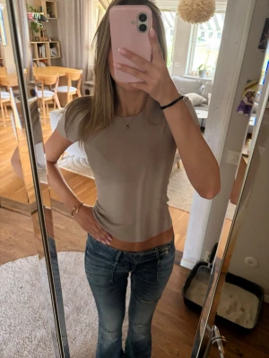 Beige T-shirt  - En beige T-shirts från hm i ribbattyg 