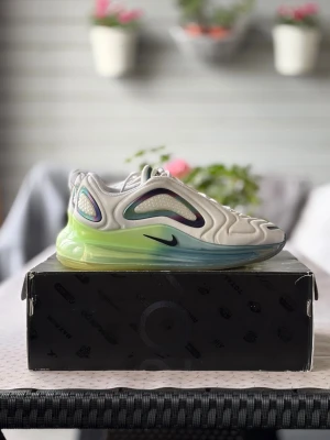 Nike Air Max 720 - Säljer dessa riktigt sköna dojor från Nike i storlek 43. Rätt använda så klassar skicket som ”bra skick” annars inga andra defekter. Originalbox medföljer!Denna modell säljs inte längre då man la ner tillverkningen av just denna unika modell. Nypris på ca 3000kr. Bara att skriva vid funderingar!🌟