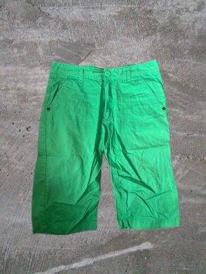 Gröna loose shorts i bomull - Snygga gröna shorts i loose fit med midwaist. Tillverkade i mjuk bomull och har klassiska sidfickor samt bakfickor med knapp. Perfekta för sommardagar när du vill ha en avslappnad stil.