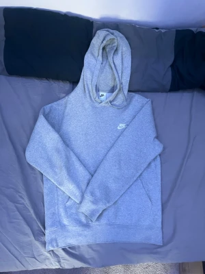 Grå hoodie från Nike - Snygg grå Nike hoodie, knappast använd.