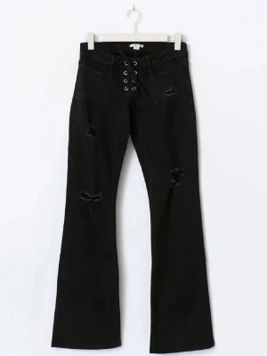 Svarta bootcut jeans med snörning - Säljer mina jätte snygga helt nya svarta jeans med snörning från Gina då jag köpte för stora och de inte komme till användning