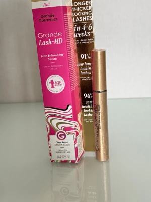 Grande Lash-MD ögonfransserum - Ett populärt och prisbelönt ögonfransserum från Grande Cosmetics berikat med peptider, aminosyror och vitaminer. Serumet nästrar och stäkar glesa eller korta fransar för att ge dem ett fylligare och längre utseende på 4–6 veckor. Räcker till cirka 3 månaders daglig användning. Oöppnad förpackning med originaltub.