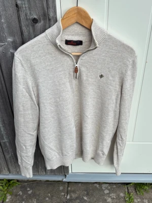 Beige stickad Morris tröja  - Snygg beige stickad Morris Halvzip | Storlek S | Fint skick endast en liten fläck | Modellen är 185cm, 70kg | Ställ gärna frågor 🙌🏼