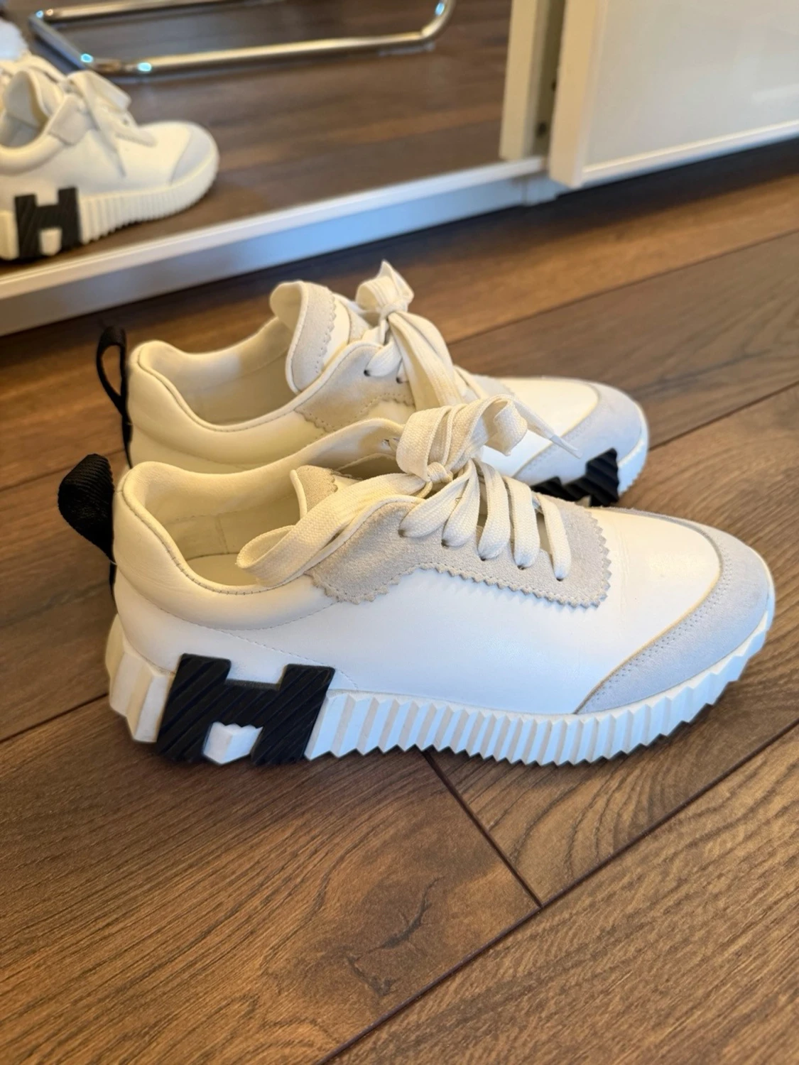 Vita sneakers med svarta detaljer H - 1