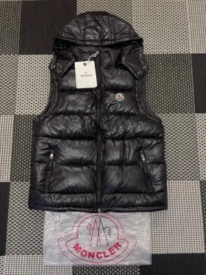Moncler väst - Storlek S-M skriv gärna vid intresse 