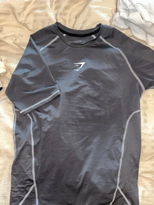 Gymshark undershirt - Gymshark muscle fit compression Tee. Vet ej om den finns i lager längre. Aldrig använd, säljer pga att jag har en storlek större som passar mig. Storlek L. Väldigt Tight passform. 