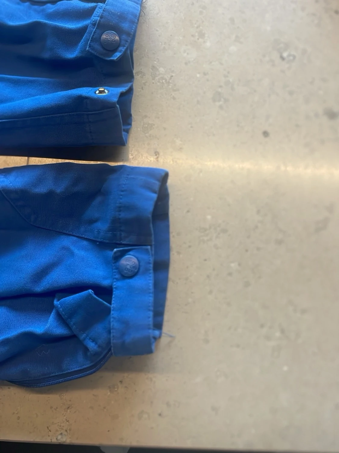 Blå cargobyxor med fickor - 4
