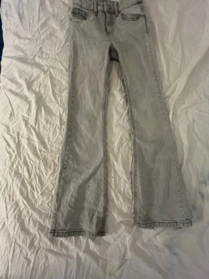 Gråa jeans - Fina byxor i bra skick men sällan använda tanke på att dom inte passar i midjan längre 