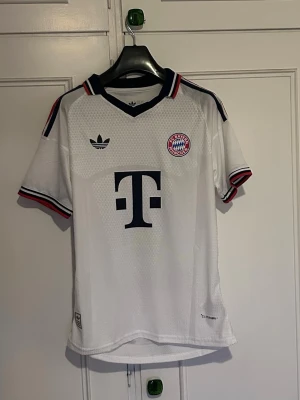 Vit FC Bayern München Kimmich tröja - Säljer en vit matchtröja från FC Bayern München med Kimmich och nummer 6 på ryggen. Använd 1 gång. Alla taggar har jag kvar och kan skicka med om så vill. Hör av er vid frågor👍