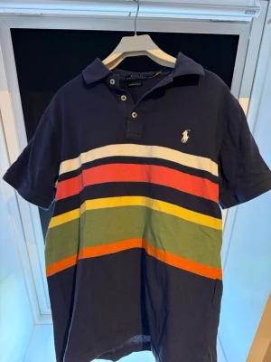 Ralph Lauren Piké - Pris kan diskuteras! Mörkblå/randig piké från ralph lauren i bra skick. Sitter som en Xs/S. Skriv Pm vid eventuella frågor!